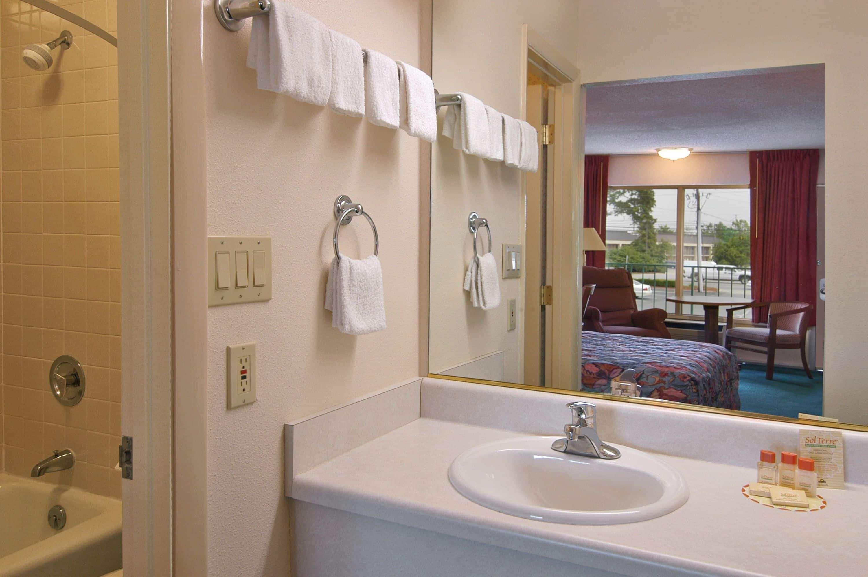 Days Inn By Wyndham Wilmington / University Esterno foto