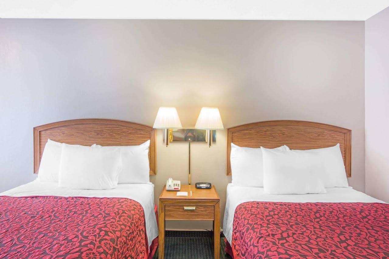 Days Inn By Wyndham Wilmington / University Esterno foto